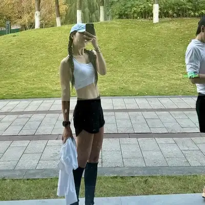 何浩彤
